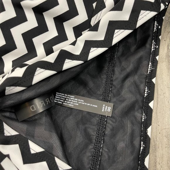 Torrid Bikini Swimsuit Top 00 Medium Large Chevron Black White Adjustable Straps - Picture 5 of 7